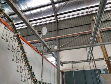 Barisan pemprosesan penghantar atas automatik di kilang AKR Smart Poultry, Semenyih Selangor